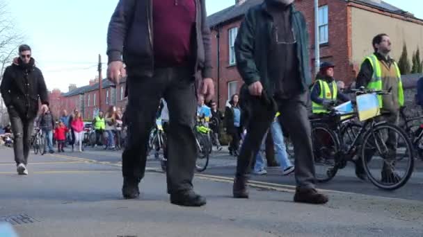 アイルランドのダブリンでウクライナで戦争を停止するために混雑した反戦抗議の映像 — ストック動画
