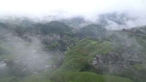 Flygfoto Video Longsheng Terrasserade Fält Guangxi Kina Regnigt Och Dimmigt — Stockvideo