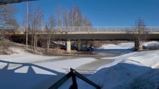핀란드의 바타에서 얼어붙은 카라반 다리를 가로지르는 — 비디오