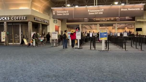 Passageiros Alinhados Ponto Verificação Segurança Tsa Aeroporto Internacional General Mitchell — Vídeo de Stock