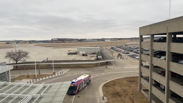 Lapso Tempo Tráfego Que Chega Aeroporto Internacional General Mitchell Milwaukee — Vídeo de Stock