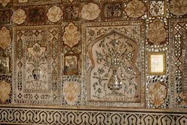 Hindistan 'daki Amber Kalesi' nin duvarlarına yakın plan ayna süslemeleri.