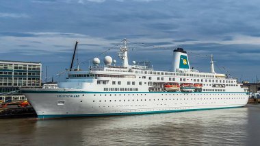 MS Deutschland yolcu gemisi Bremerhaven, Almanya 'da mavi gökyüzüne karşı
