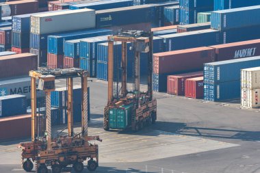 Limandaki konteynırlarda ağır vinçler var. Sisu.