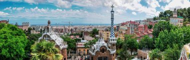 Barselona şehri panoraması Park Guell 'deki izleme platformundan şehrin ufuk çizgisini ve Akdeniz' in uzaklığını gösteriyor.