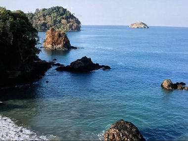 Küçük kayalık adaları olan güzel bir okyanus manzarası