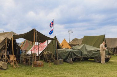 Wisconsin 'deki hava gösterisinde Birinci ve İkinci Dünya Savaşı canlandırma kampı manzarası