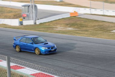 Modern AWD japan spor arabası pistte. Subaru Impreza