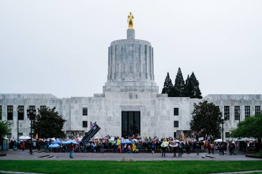 Oregon 'daki başkentin önünde bir protesto.