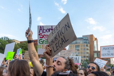 Bir grup protestocu, Anayasa Mahkemesi 'nin Roe-Wade davasını geri çekmesinin ardından ellerinde karton levhalar tutuyorlar.