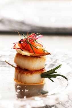 Lezzetli ve midyeli bir yemeğin dikey çekimi.