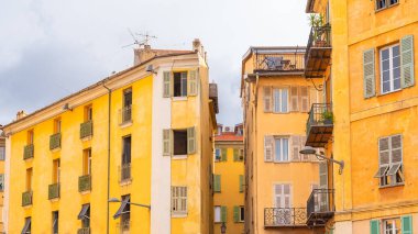 Fransa 'da güzel, eski şehir, Fransız Rivierası tipik renkli cepheleri ile yard bina