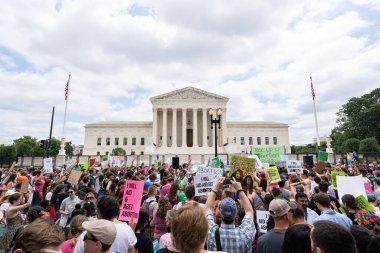 Kürtaj yanlısı protestocular, Roe-Wade davasının devrilmesini protesto etmek için Yargıtay önünde toplandılar..