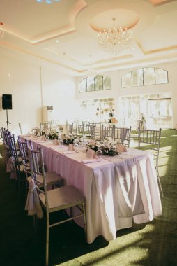 Masanın süslemeli dikey bir resmi ve bir etkinlik için restoran.