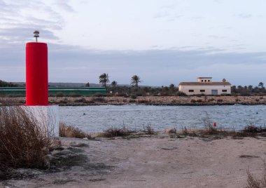 Guardamar del Segura sahilinde kırmızı bir direk.