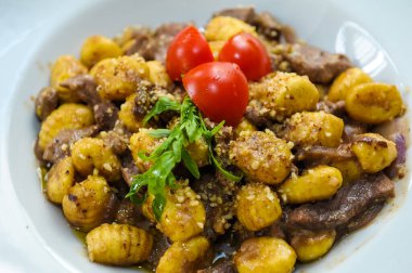 Nyoki 'nin et ve domatesli yakın plan görüntüsü