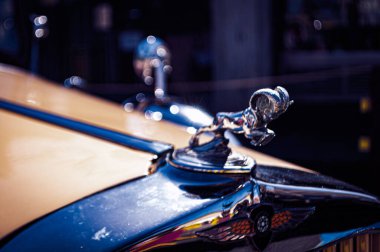 Araba yüzeyindeki gümüş bir koç işaretinin yakın çekimi.