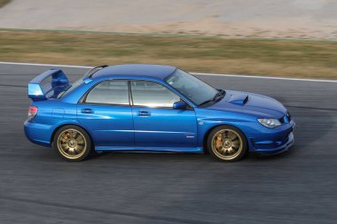 Modern AWD japan spor arabası pistte. Subaru Impreza