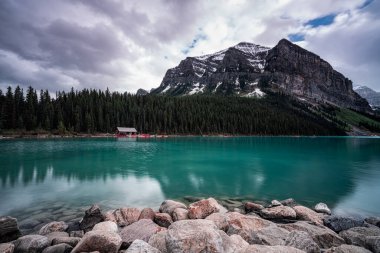 Dağların arka planına karşı gölün güzel manzarası. Banff Ulusal Parkı, Kanada.