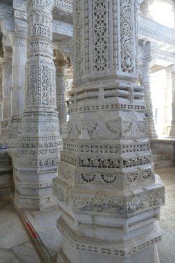 Hindistan 'daki Ranakpur Jain tapınağında sütunları olan bir koridor.