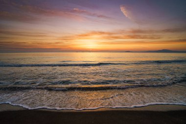 Gün batımında manzaralı bir deniz manzarası