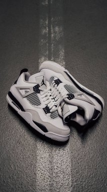 Air Jordan 4 'ün asfalt yoldaki 