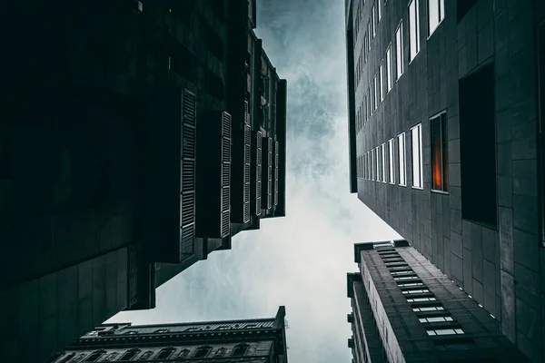 Tiro Ângulo Baixo Edifícios Negros Modernos Contra Céu Nublado Montreal — Fotografia de Stock