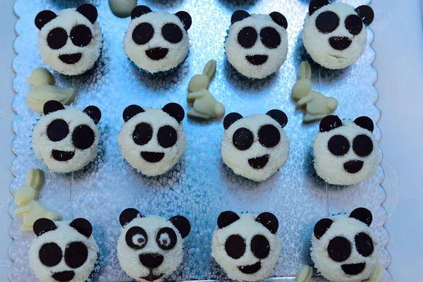 Una Vista Superior Muffins Panda Blanco Negro Bandeja —  Fotos de Stock