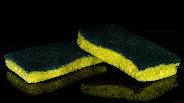 Close Esponjas Verdes Amarelas Uma Superfície Reflexiva Preta — Fotografia de Stock