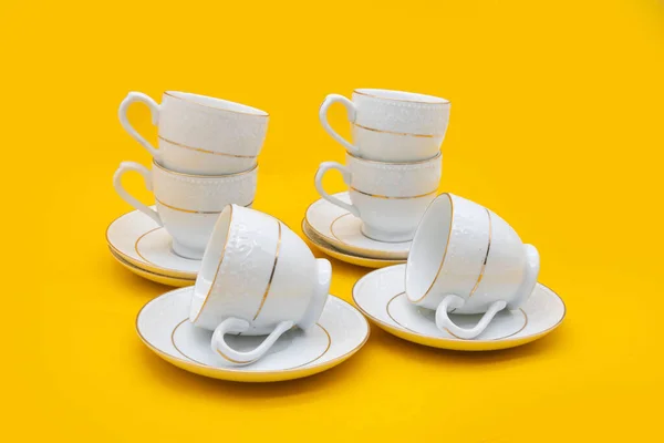 Чашка Чая Белого Фарфора Украшением Золотой Линии Блюдцем Желтом Фоне — стоковое фото