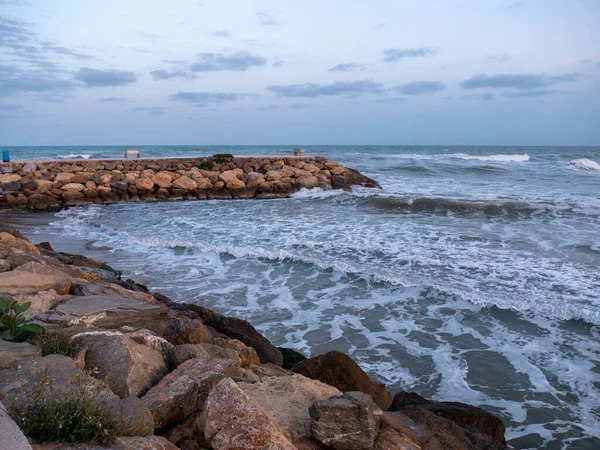 Κύματα Συντρίβονται Στη Βραχώδη Ακτή Του Guardamar Del Segura Ισπανία — Φωτογραφία Αρχείου