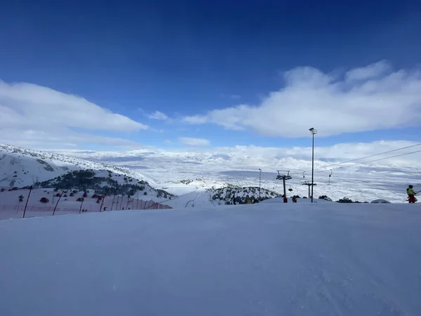 Uma Estância Esqui Inverno Vista Para Montanha Com Pistas Esqui — Fotografia de Stock