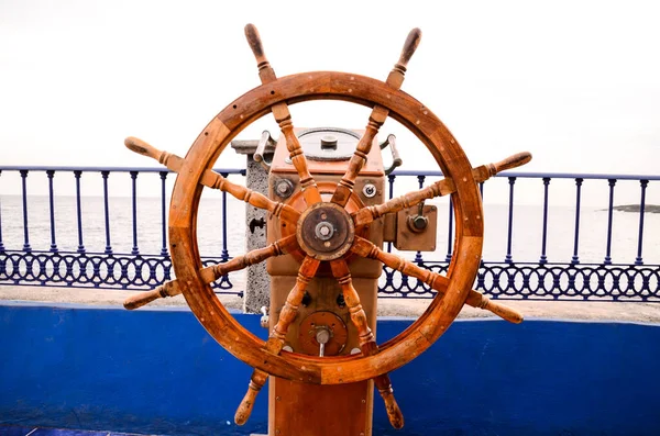 Old Vintage Wooden Helm Wheel Blue Ovcean — Stock Photo, Image