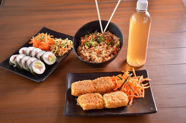 Cuisine Japonaise Traditionnelle Servie Dans Une Assiette Dans Restaurant — Photo