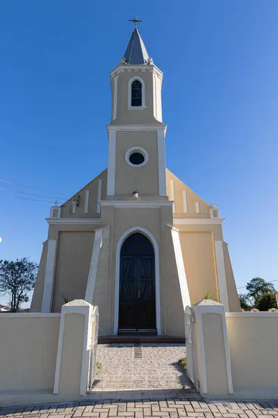 Tiro Ângulo Baixo Uma Igreja Católica Contra Céu Azul Sem — Fotografia de Stock