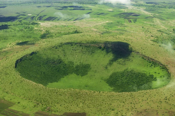 Widok Lotu Ptaka Zielony Krater Wegetacji Serengeti Otoczeniu Lokalnych Wiosek — Zdjęcie stockowe