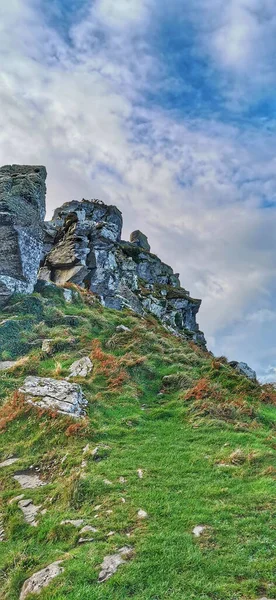 イングランドの岩の谷の垂直低角度ショット — ストック写真