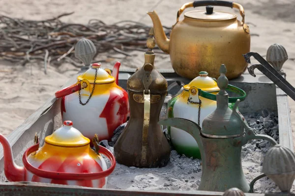 Variable Arabische Teekannen Stehen Der Kalten Feuerasche Baumbrunch Hintergrund Für — Stockfoto