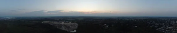 Een Panoramisch Uitzicht Een Landschap Onder Blauwe Lucht — Stockfoto