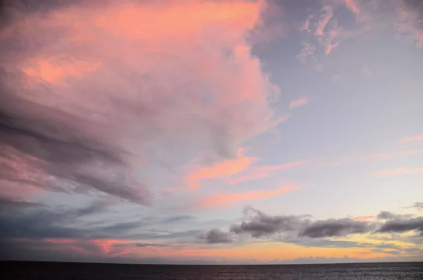 Wolkenlandschaft Bunte Wolken Bei Sonnenuntergang Der Nähe Des Ozeans — Stockfoto