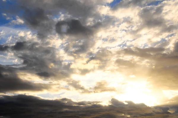 Wolkenlandschaft Bunte Wolken Bei Sonnenuntergang Der Nähe Des Ozeans — Stockfoto