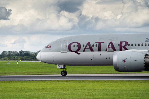 A side view of a Qatar Airways Boeing 787 Dreamliner on the runway at the Dublin Airport