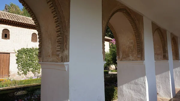 Hermoso Plano Del Pasillo Arqueado Del Jardín Del Palacio Alhambra — Foto de Stock