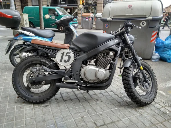 Moto Clássico Personalizado Para Piloto Café Estacionado Rua Suzuki — Fotografia de Stock