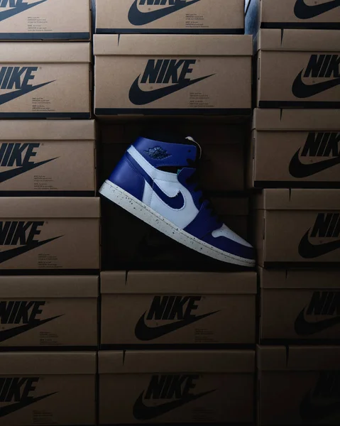 Vertikal Bild Blå Och Vit Nike Air Jordan Sneaker Mellan — Stockfoto