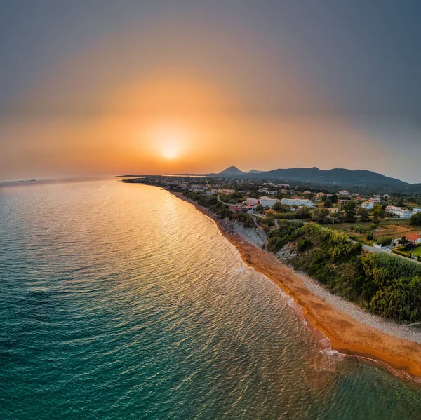 Eine Malerische Luftaufnahme Der Küste Und Der Berge Bei Sonnenuntergang — Stockfoto