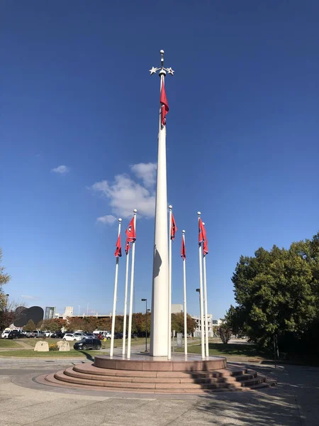 Plano Vertical Las Banderas War Memorial Nashville Sobre Fondo Azul —  Fotos de Stock
