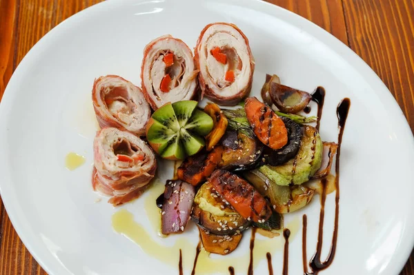 Beyaz Tabakta Servis Edilen Lezzetli Bir Restoran Yemeği — Stok fotoğraf