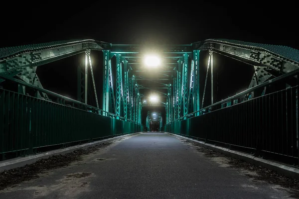 一张美丽的夜景中的桥的照片 上面有灯光 — 图库照片