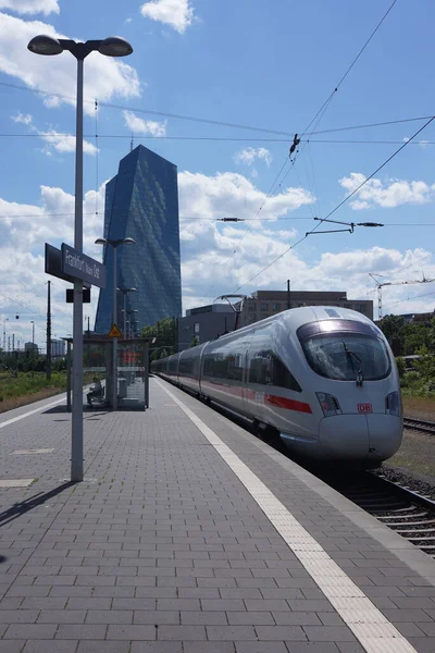 Ice Tはフランクフルト オスト駅を通っており その背景には欧州中央銀行がある 雲のある晴れた夏の日 — ストック写真